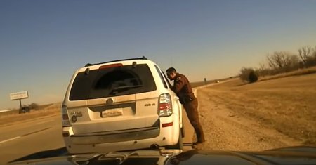 VIDEO. <span style='background:#EDF514'>IMAGINI SOCANTE</span>. Un politist este spulberat in timpul unui control pe o autostrada