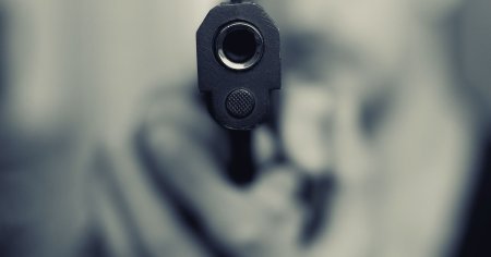 Doua <span style='background:#EDF514'>ARESTARI</span> in cazul furtului unui pistol din locuinta unui fost ofiter SRI
