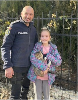 O pisicuta ratacita a unei fetite a fost gasita de politisti in timp record