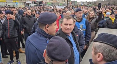 Liderul SOS Suceava, partidul Dianei Sosoaca, scos din multime de jandarmi la mitingul impotriva extremismului organizat de PNL