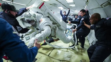 Noile costumele spatiale de la NASA au trecut cu succes testul de gravitatie zero