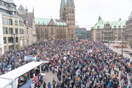 Protestele stradale fata de extrema-dreapta se extind in Germania: cel putin 15.000 de oameni au manifestat duminica si la <span style='background:#EDF514'>BREME</span>n | FOTO