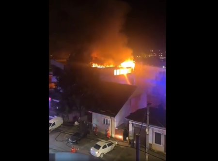 Incendiu puternic la un restaurant din Pitesti. Zeci de oameni au fost evacuati | VIDEO