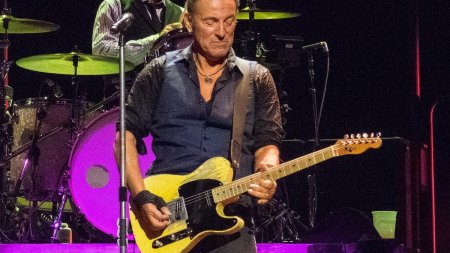 <span style='background:#EDF514'>BRUCE</span> Springsteen, pe scena alaturi de Bon Jovi la un spectacol caritabil organizat inaintea galei Premiilor Grammy