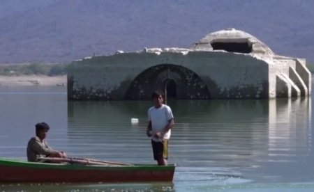 O biserica scufundata a reaparut la suprafata in Mexic: pescarii si fermierii locali considera ca este un semn rau