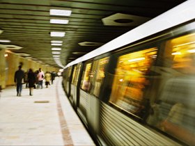 <span style='background:#EDF514'>TENTATIVA DE SINUCIDERE</span> la metrou. Circulatia, afectata la primele ore ale zilei