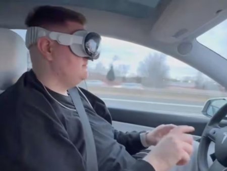 Un sofer Tesla a fost arestat pentu ca a utilizat casca Apple Vision Pro in timp ce masina era pe pilot automat
