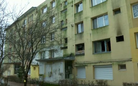O femeie a murit alaturi de sotul ei imobilizat la pat, in apartamentul lor din Suceava. Locuinta a luat foc de la o veioza
