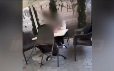 O fata de 13 ani a fost batuta de o alta adolescenta pe o terasa din Campina. Imaginile, distribuite pe social media. VIDEO