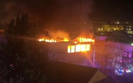 Incendiu puternic la un restaurant din Pitesti. 58 de persoane s-au evacuat. Care ar fi cauza