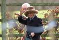 Regele Charles al III-lea, fotografiat cu o zi inainte de anuntul privind diagnosticul de cancer: Monarhul se intoarce de la biserica, alaturi de regina | VIDEO