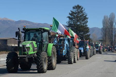 Proteste ale fermierilor italieni. <span style='background:#EDF514'>AGRICULTORII</span> se indreapta spre Roma cu tractoarele