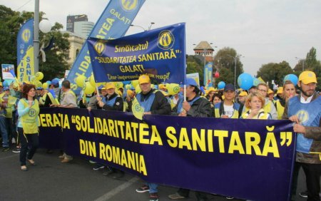 Sindicalistii de la <span style='background:#EDF514'>SOLIDARITATEA SANITARA</span> nu renunta la greva generala, in timp ce Sanitas a convenit deja maririle