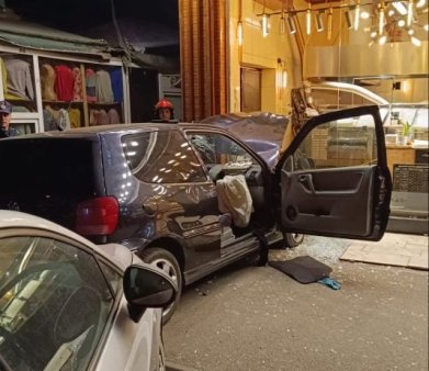 Un autoturism lovit de alta masina a fost proiectat in vitrina unei patiserii, la Ploiesti. Doi oameni au ajuns la spital