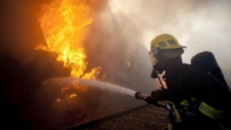 Incendiu violent la o casa din Dambovita. Interventie dramatica a pompierilor pentru evacuarea unei victime surprinsa de flacari