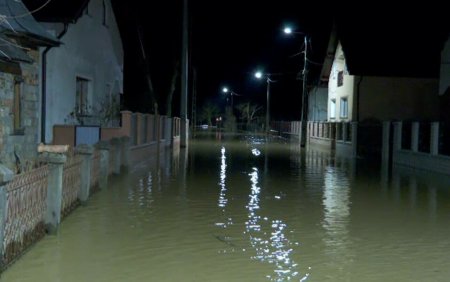 Suntem toata noaptea de priveghi. Localitati din Bistrita-N<span style='background:#EDF514'>ASAU</span>d, maturate de inundatii dupa ce un rau s-a revarsat
