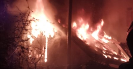 Trei oameni gasiti morti in urma a doua incendii produse in Dambovita, la distanta de cateva ore