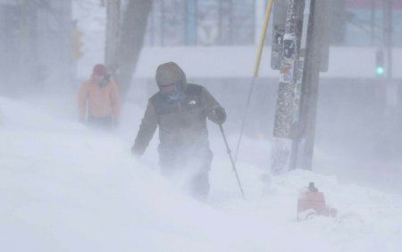 Au cazut cantitati record de zapada. Estul Canadei, paralizat de o furtuna de ninsoare istorica