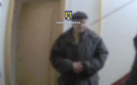 Un batran a fost sechestrat de fiul sau, intr-un apartament din Bucuresti. Mascatii au intervenit ca sa-l salveze. VIDEO