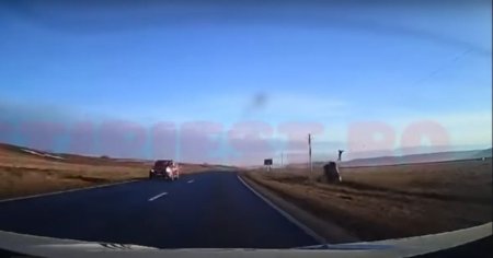 Momentul in care un sofer zboara la propriu prin parbrizul masinii, pe un drum din Vaslui VIDEO