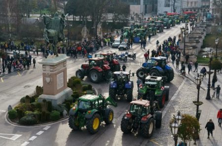 Mii de agricultori manifesteaza cu tractorul in Spania