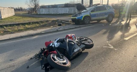 Un motociclist a intrat intr-o masina de politie la Timisoara. Barbatul de 35 de ani a ajus la spital