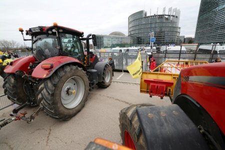 Proteste ale fermierilor la Strasbourg. Ursula von der Leyen cedeaza