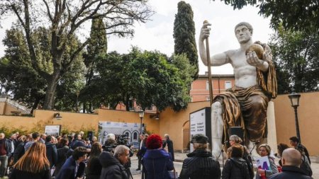 Impresionant: Statuia gigant din bronz a imparatului Constantin de la Roma a fost reconstituita