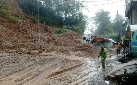 11 victime dupa ce doua autobuze au fost ingropate de o alunecare de teren, in Filipine. Ordine de evacuare in 5 state