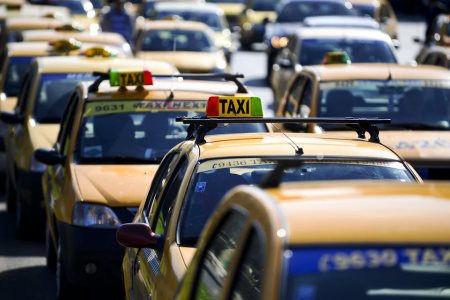 Sute de taximetristi protesteaza in Piata Constitutiei si Piata Victoriei, cerand modificari legislative in privinta transportului in regim de taxi si cel alternativ
