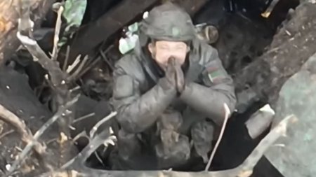 Soldat rus, filmat de o drona ucraineana cand implora sa nu fie ucis, dupa ce a fost prins in flagrant