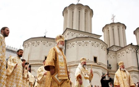 Patriarhia Romana: Nu exista o asa-zisa taxa oficiala solicitata constrangator pentru oficierea slujbei de inmormantare