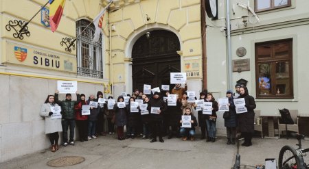 Proteste la <span style='background:#EDF514'>FILARMONICA</span> de Stat din Sibiu: Lucratorii sunt exploatati cu buna stiinta de catre conducerea institutiei