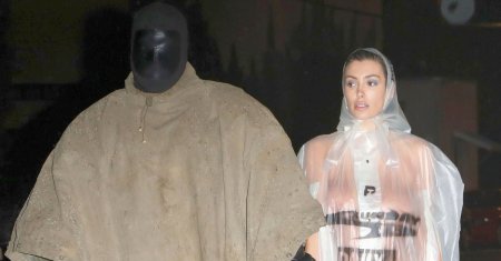 Kanye West si-a imbracat sotia intr-un sac de gunoi! Bianca Censori, aproape goala pe strada