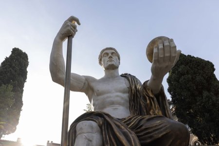 Copia in dimensiuni reale a statuii <span style='background:#EDF514'>COLOS</span>ale a imparatului Constantin, expusa la Roma. VIDEO