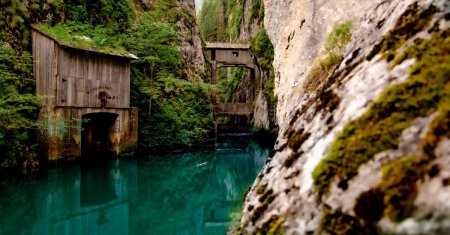 Locul superb din Romania care pare desprins din povesti. Are apa turcoaz si peisaje care iti taie rasuflarea