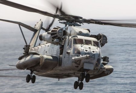Un elicopter militar cu cinci <span style='background:#EDF514'>PUSCASI</span> marini la bord a disparut in drum spre California