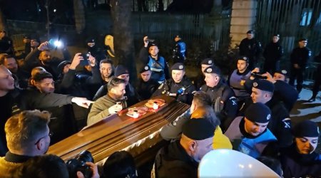 Proteste AUR in Bucuresti, Timisoara si Iasi fata de comasarea alegerilor. „Mars funerar” la sediile PSD si PNL, cu un sicriu si cruci | VIDEO