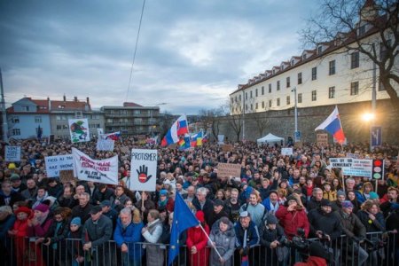 Proteste de amploare in Slovacia fata de intentia Guvernului de a reduce pedepsele pentru coruptie