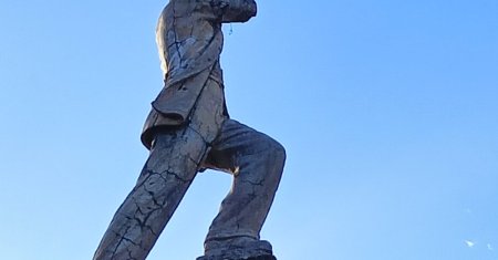 Statuia abandonata pe care nu o vrea nimeni. Ce semnificatie are sculptura aflata intr-un parc parasit din Romania