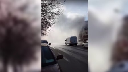 Avarie majora la reteaua de termoficare din Craiova | Traficul a fost blocat de jetul urias de apa si abur