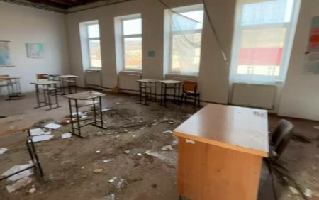 De ce s-ar fi prabusit tavanul salii de clasa din Sibiu. Unul dintre elevii raniti a ramas internat in spital