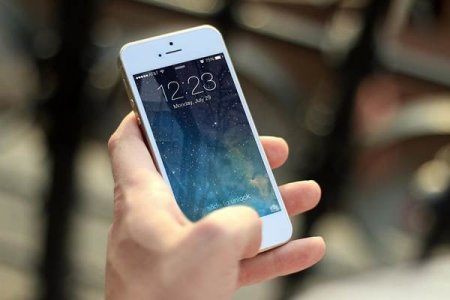 Reuters: Apple dezvolta iPhone-uri pliabile, asemanatoare telefoanelor cu clapeta