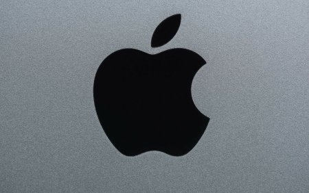 Apple dezvolta iPhone-uri pliabile, asemanatoare telefoanelor cu clapeta