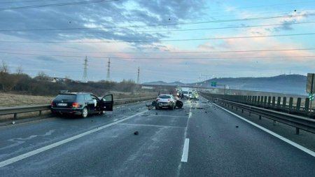 Sibiu: A vrut sa semnalizeze un accident pe autostrada si a fost lovit de masina din spate