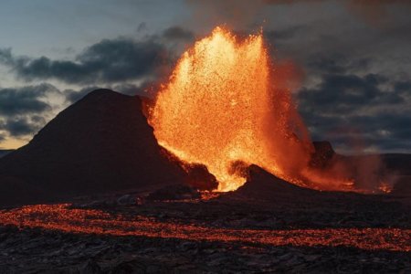 Vulcanul din <span style='background:#EDF514'>ISLAND</span>a erupe din nou. Este a sasea eruptie in peninsula Reykjanes din 2021 pana acum