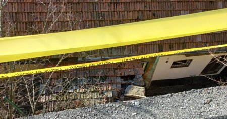 Bucata de drum cazuta peste baia unei case din Brasov. Aceasta este situata chiar langa locuinta primarului Coliban
