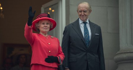 Costume si decoruri din serialul TV The Crown, vandute la licitatie cu mii de lire sterline