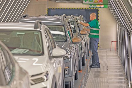 Automobile-Dacia cauta 138 de oameni pentru fabrica de autoturisme de la Mioveni, judetul Arges