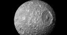 Mimas, una dintre lunile planetei Saturn, gazduieste un ocean propice vietii STUDIU